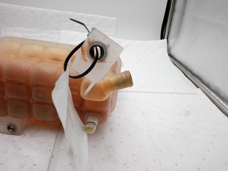 2001 GMC Yukon XL 1500 Engine Coolant Reservoir Tan OEM 15808716 172K Miles