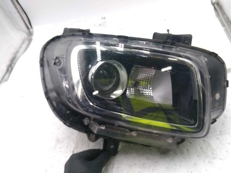 2020 Hyundai Venue Right Headlight Assembly RED Used 54K Miles OEM Replacement