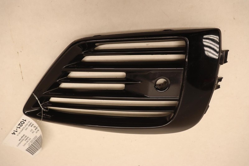 2018-2020 VOLVO XC60 FRONT RIGHT PASSENGER SIDE BUMPER GRILLE MOLDING OEM