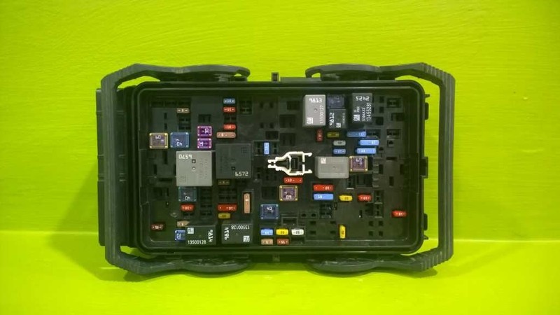 16 MALIBU ENGINE FUSE RELAY BOX (VIN "Z" 4TH DIGIT) OEM 3527-18