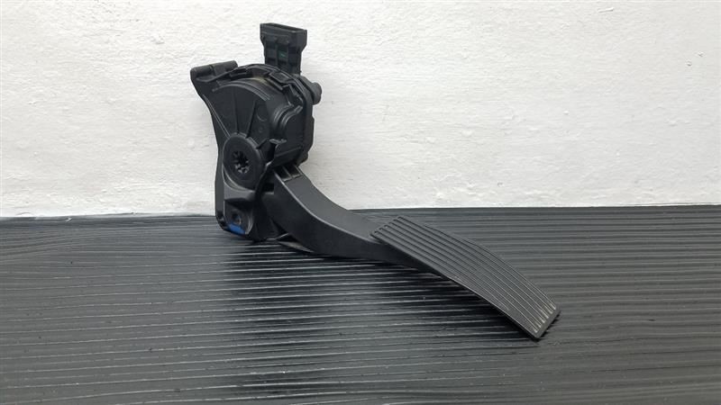 13-16 Chevrolet Malibu Accelerator Gas Pedal Assembly OEM 13237352