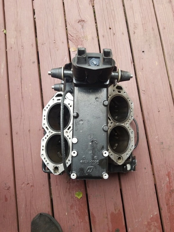 Johnson MARINE 2 CYCLE 4 CYLINDER OUTBOARD POWERHEAD BLOCK 5004928 Crankcase