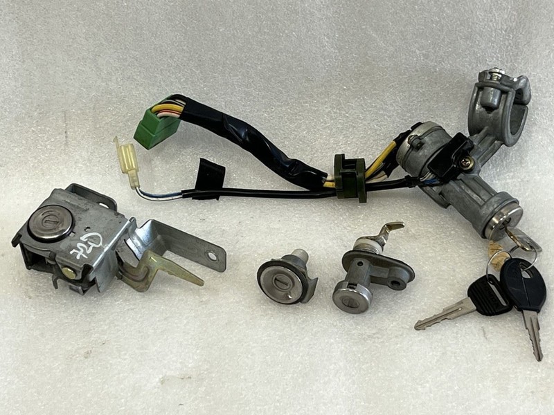 1984 1985 HONDA CIVIC SEDAN IGNITION SWITCH WITH KEY AND 3 DOOR LOCK CYLINDERS