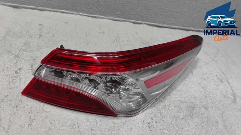 2018-2019 Toyota Camry Rear Passenger Side Outer Taillight Light Lamp DAMAGE OEM