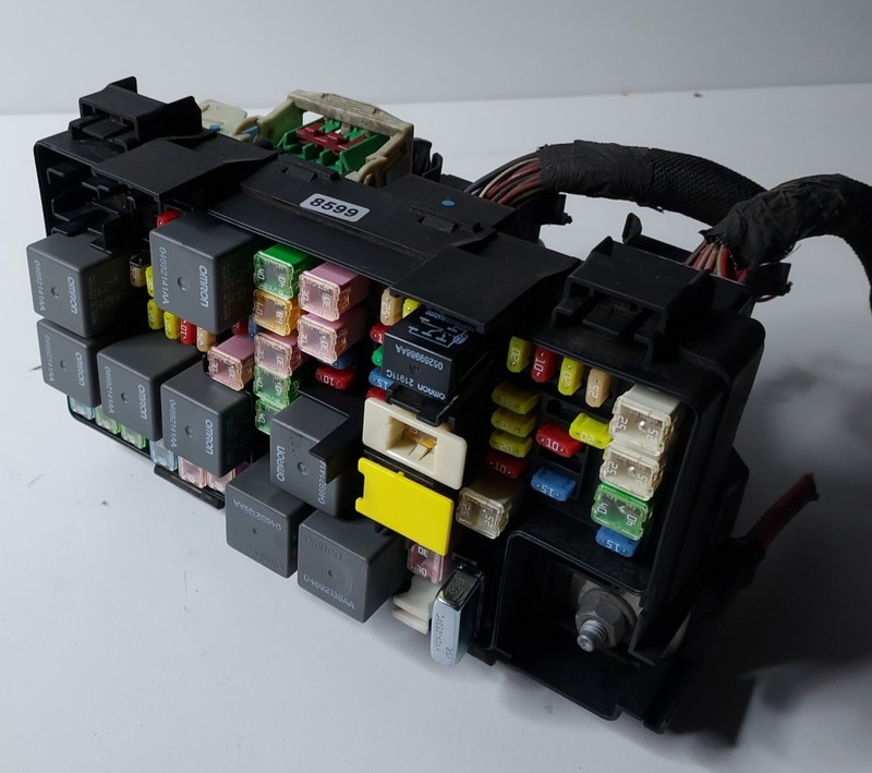 2008-2010 Chrysler Town & Country Engine Relay Fuse Box 04692305AG OEM