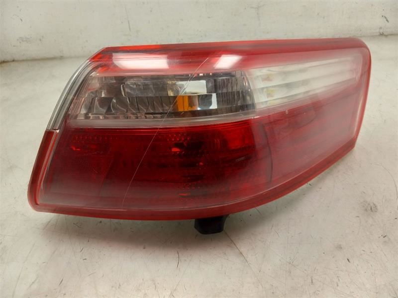 07-09 TOYOTA CAMRY LE PASSENGER SIDE REAR QUARTER MOUNTED TAIL LIGHT