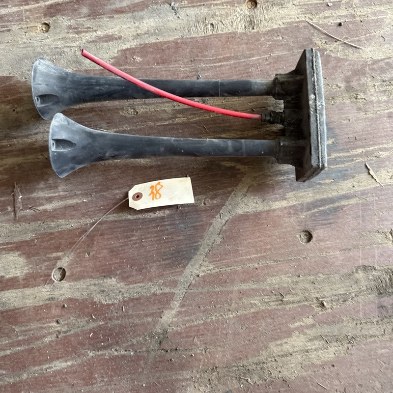 Vovlo VINTAGE CAR AND TRUCK HORN DOUBLE TRUMPET Missing P/N