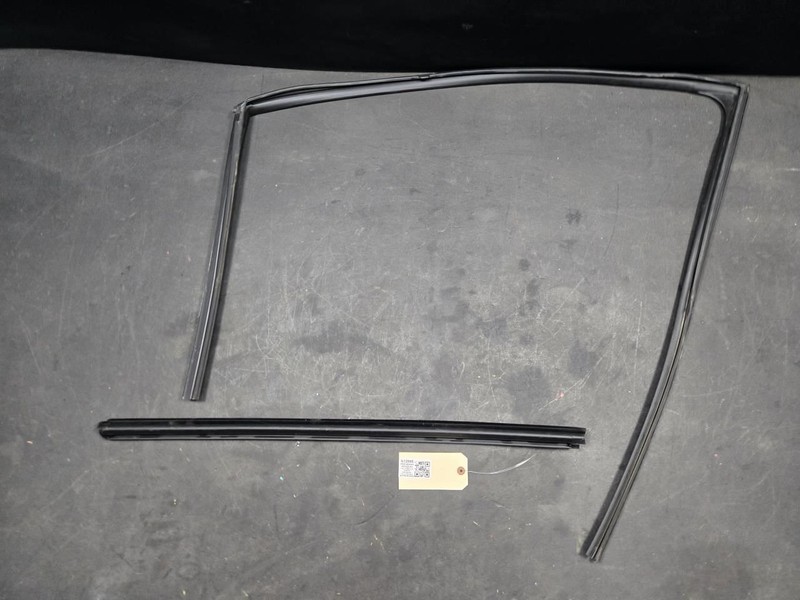 2PC Front Left Door Window Run + Belt Weatherstrips Set 2022 Nissan Rogue 21-25