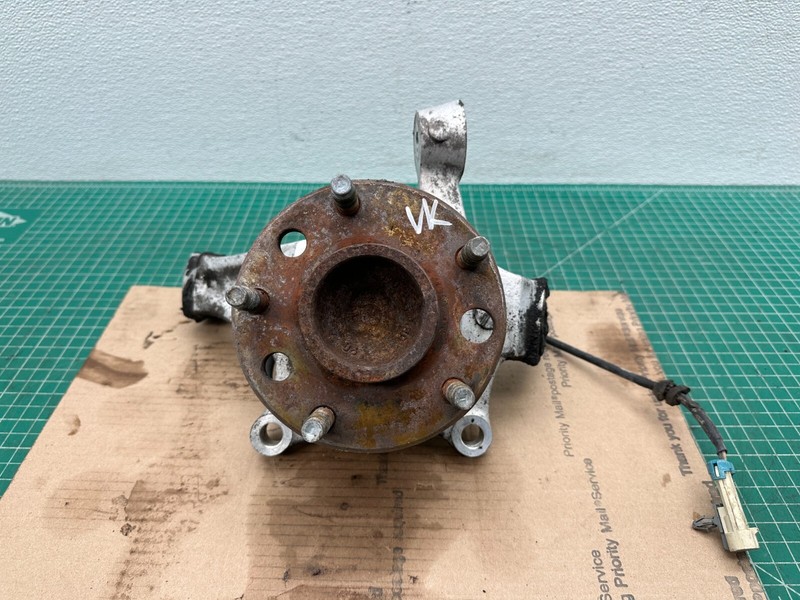 84-96 Chevy Corvette C4 FRONT RIGHT PASSENGER SIDE SPINDLE KNUCKLE W/ HUB OEM