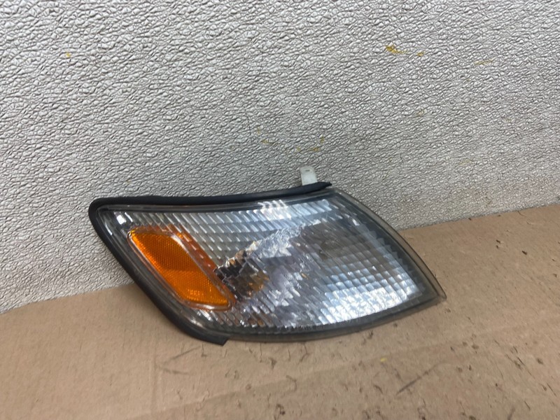 1997 to 1999 Lexus ES300 Right Passenger RH Side Turn Signal OEM aa1005 DG