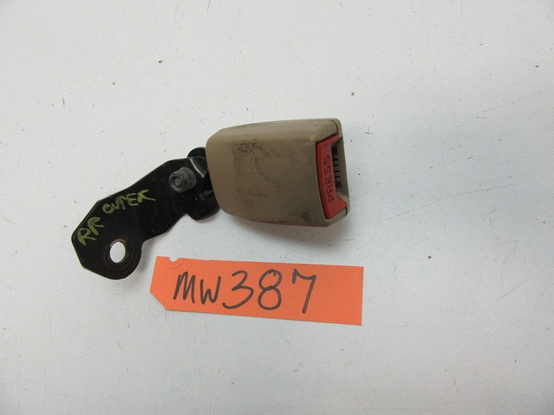 97-03 DIAMANTE RIGHT REAR BACK SEAT BELT BUCKLE LATCH RECEIVER SEATBELT CAR R RH