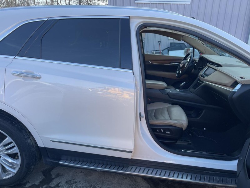 17-24 CADILLAC XT5 RIGHT ROCKER W/POST WHITE PC:G1W 3.6L AWD 93K PLATINUM 64701