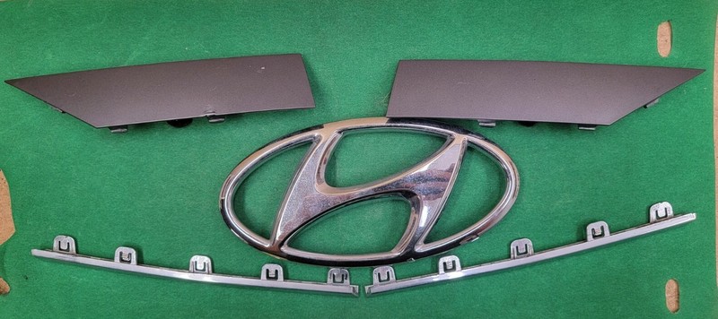 2019 2020 Hyundai Elantra Sedan Front Grille Emblem Logo With Trim Chrome OEM