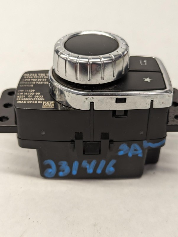 2017 MERCEDES GLA-CLASS radio audio control floor console 2469009815 OEM 17