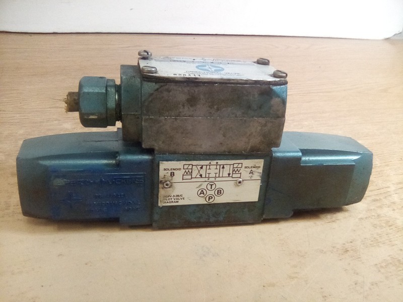 Vickers DG4V 3 2CW B 12 Directional Valve
