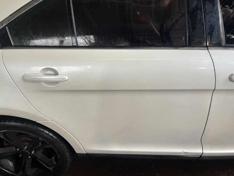 2010-2019 Ford Taurus Rear Passenger Door Assembly White UG Has Some Wear Oem
