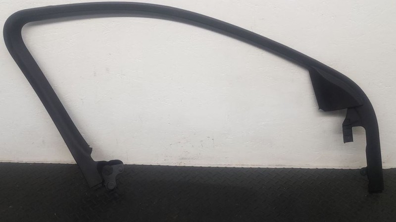 14-21 Jeep Cherokee Front Left Door Window Frame Trim Molding OEM 1UJ43DX9AB