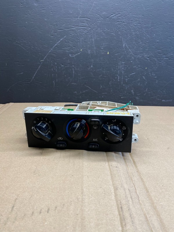 2001-2004 Nissan Xterra Heater A/C Climate Temperature Control OEM AB8645