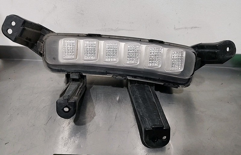 2017 THRU 2019 HYUNDAI SANTA FE RIGHT DAYTIME RUNNING FOG LIGHT OEM 92208B8500