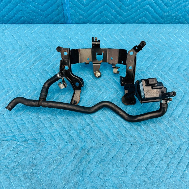 2012–2017 BMW 650i Auxiliary Water Pump With Mounting Bracket OEM 762991601