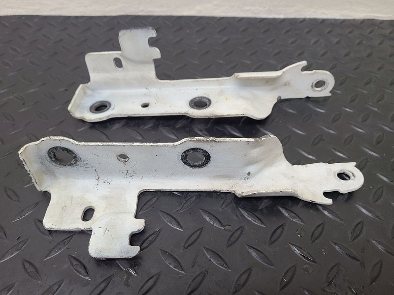 07-14 Chevrolet Tahoe Hood Hinges Pair White OEM 15942145