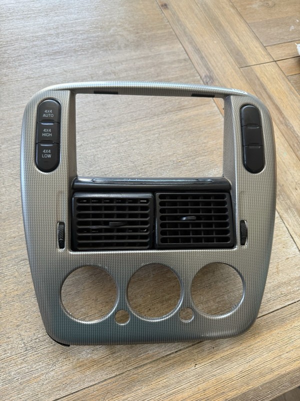 2002-2005 FORD EXPLORER CENTER DASH RADIO CLIMATE CONTROL CENTER BEZEL TRIM Vent