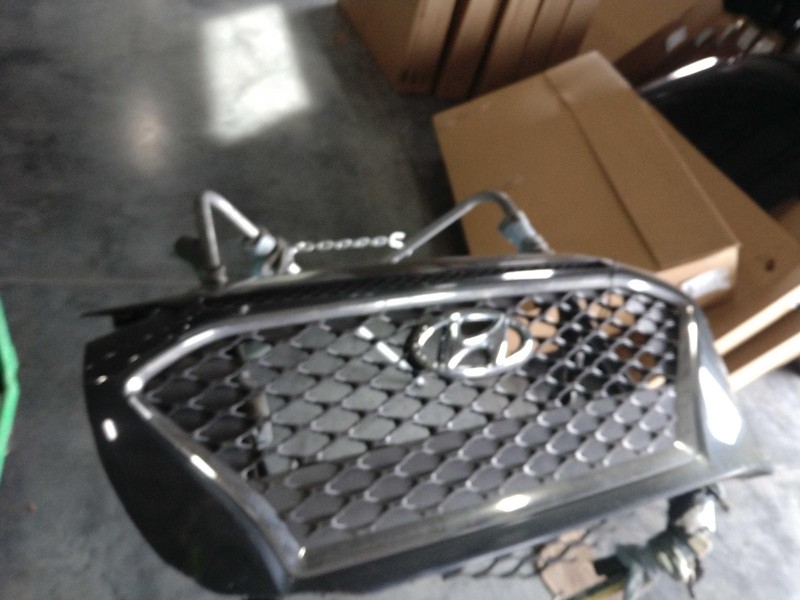2018 Hyundai KONA OEM Grille Grey 86350J9100 Used 4DR SUV 112K Miles