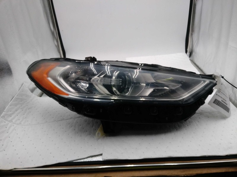 2018 Ford Fusion Right Headlight Assembly White OEM 668079 - Scratches 105K Mile