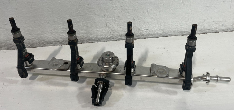 22-25 HYUNDAI TUCSON SANTA FE ENGINE FUEL INJECTION RAIL W/ 4 INJECTORS # 105054