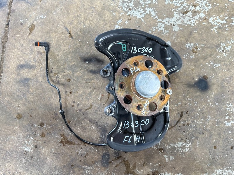 08-15 Mercedes W204 FRONT LEFT DRIVER SIDE WHEEL SPINDLE KNUCKLE W/ HUB OEM