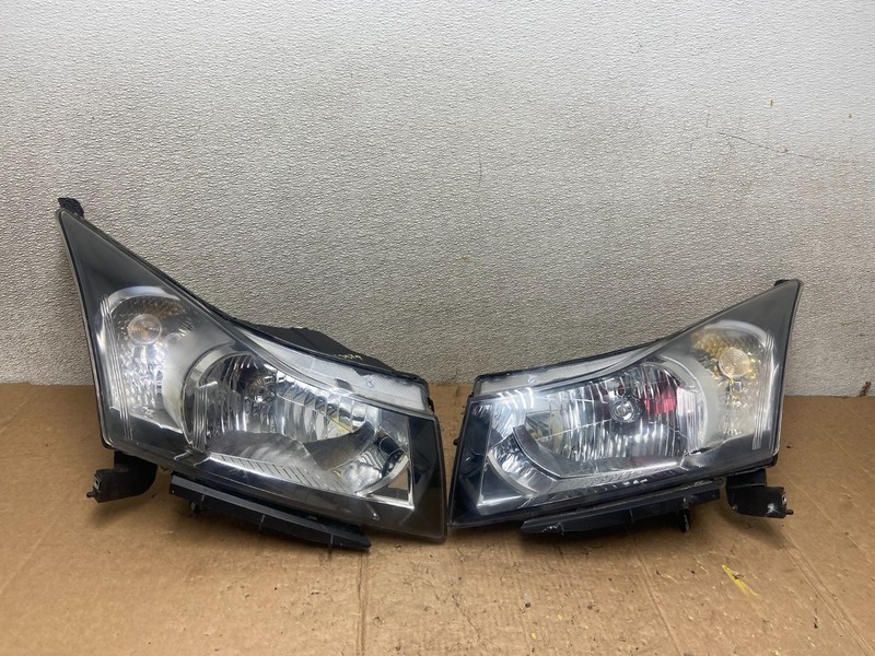 2011 to 2015 Chevrolet Cruze Halogen Left+Right Set Headlights AA3579 PS
