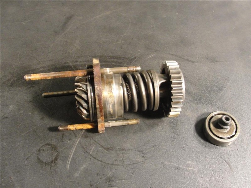 84 HONDA VT 700 C SHADOW CROSS SHAFT SIDE MIDDLE GEAR ASSEMBLY VT700