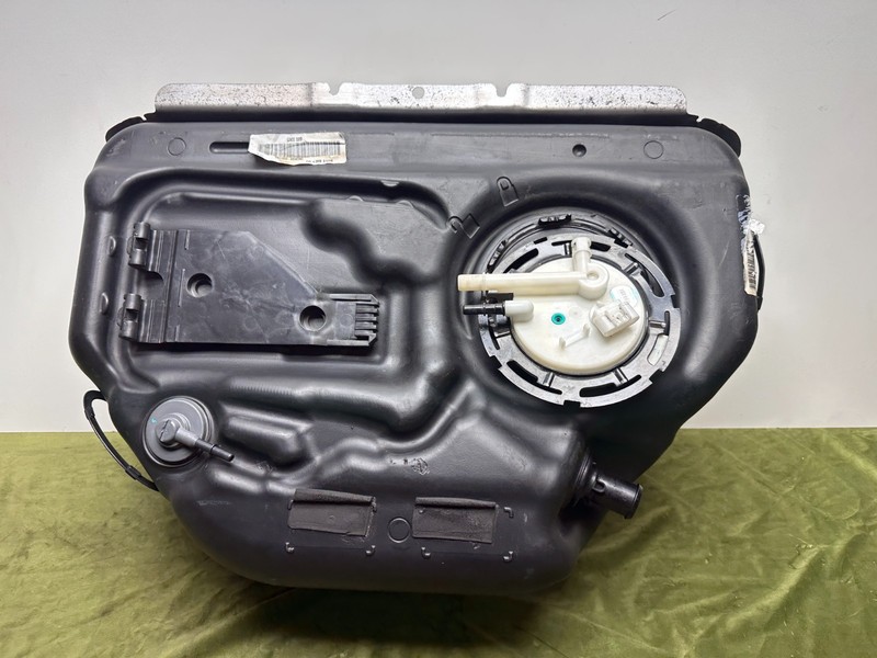 06-10 Sky Pontiac Solstice 2.0L 2.4L Fuel Gas Tank Reservoir w Pump OEM 69K Mile