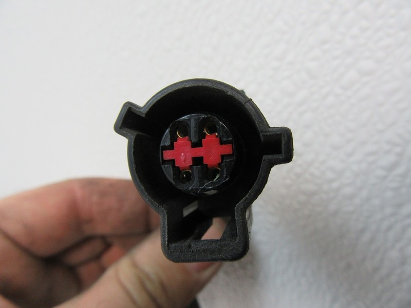 WIRE PLUG CONNECTOR OFF FUEL PUMP GAS GAUGE SENDING UNIT HARNESS END CLIP BODY