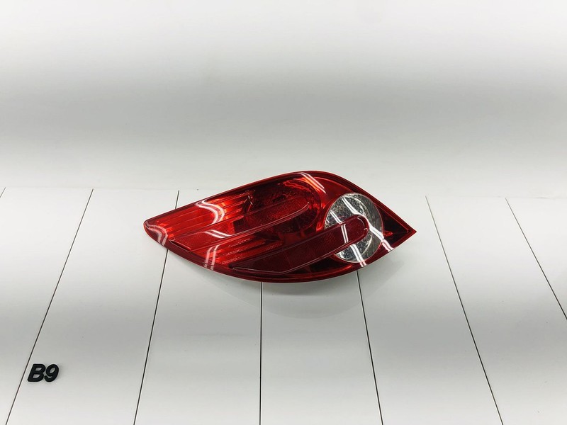 06-10 MERCEDES BENZ R350 REAR LEFT DRIVER SIDE TAIL LIGHT BRAKE STOP LAMP OEM