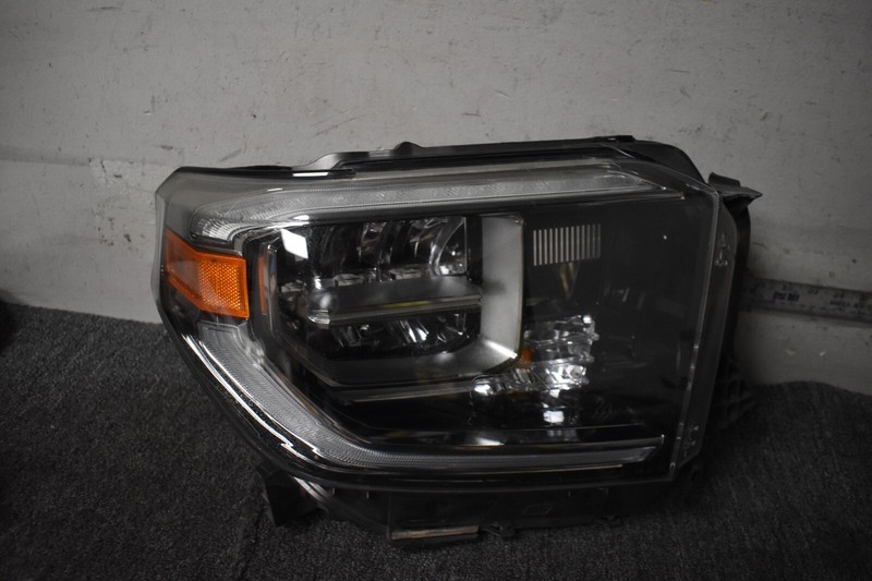 2018-2021 TOYOTA TUNDRA HEADLIGHT RIGHT SIDE FACTORY OEM