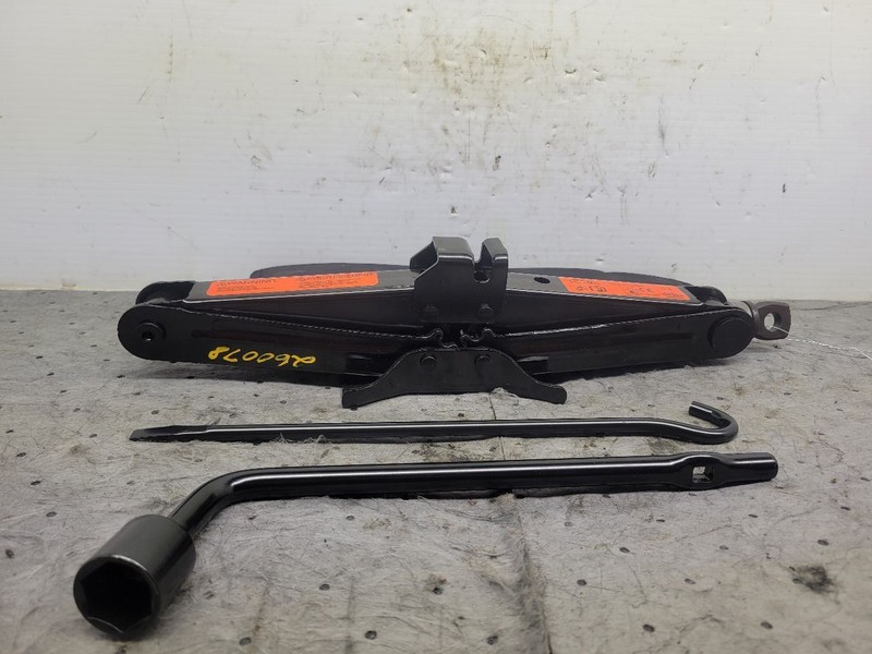 VERSA 2018 Jack and Tools 1760372