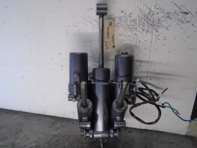 USED YAMAHA 200-250 HP 4-STROKE OUTBOARD TILT TRIM UNIT ASSY 61A/60V/69J-43800