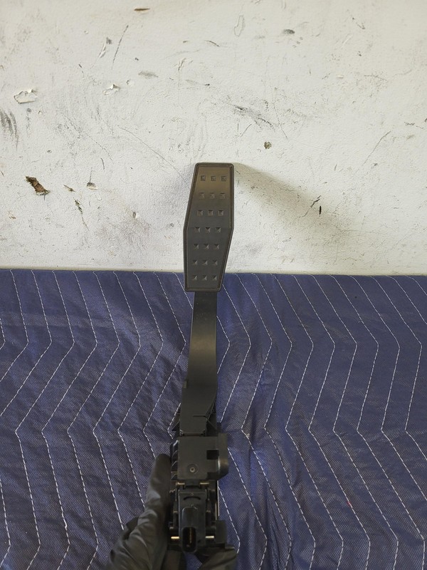 Used Oem Cadillac Gas Accelerator Pedal for 2017-2024 XT5 2.0L FWD