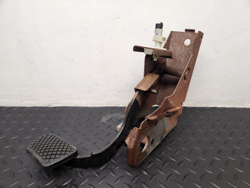 02-07 Saturn VUE Brake Pedal W/ Bracket OEM 15212677