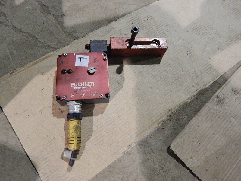 Euchner TZ1LE024BHA C1808 Safety Switch "T" w/ Tool Holder 057-0770