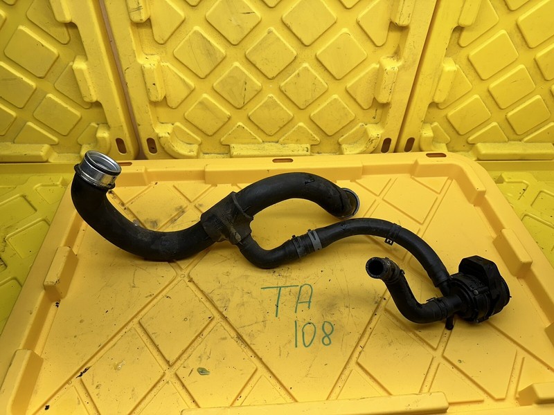 2008-2011 Mercedes W204 C300 E350 Lower Radiator Cooling Hose Pipe 2045010482