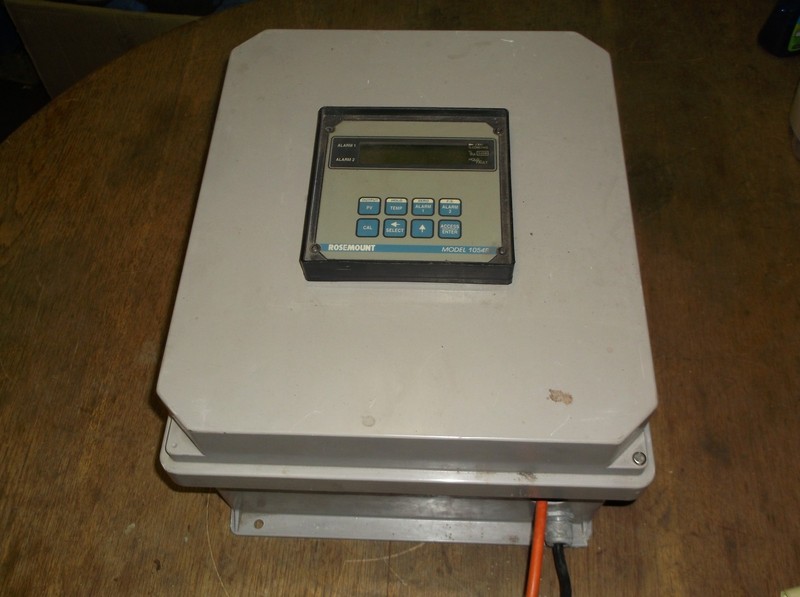 Rosemount 1054B Conductivity Microprocessor Analyzer with Enclosure Box