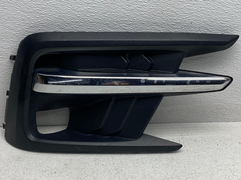 2019-2022 SUBARU ASCENT RIGHT PASSENGER SIDE FOG LIGHT COVER BEZEL OEM LOT680