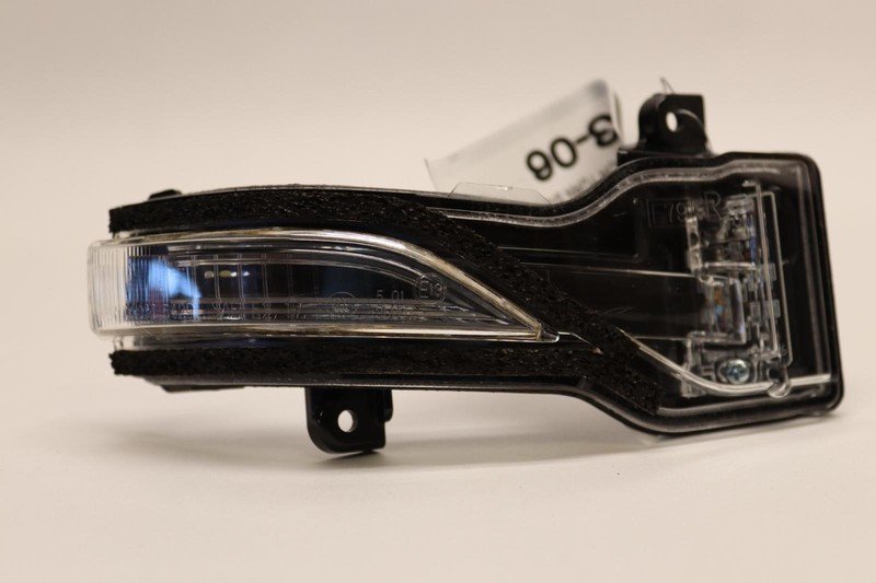 2020-2023 SUBARU LEGACY RIGHT PASSENGER DOOR MIRROR TURN SIGNAL LED LIGHT OEM