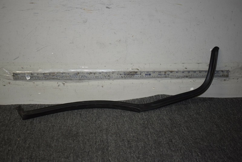 2015-2020 PORSCHE MACAN REAR WEATHER STRIP RIGHT (95B-839-762-B)