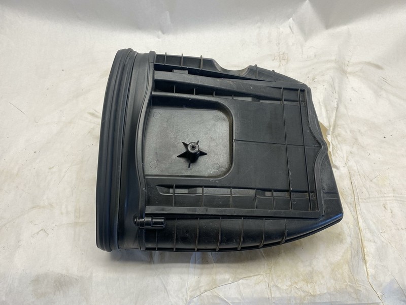 2015-2018 PORSCHE MACAN 3.0L V6 LEFT SIDE AIIR CLEANER FILTER BOX HOUSING OEM
