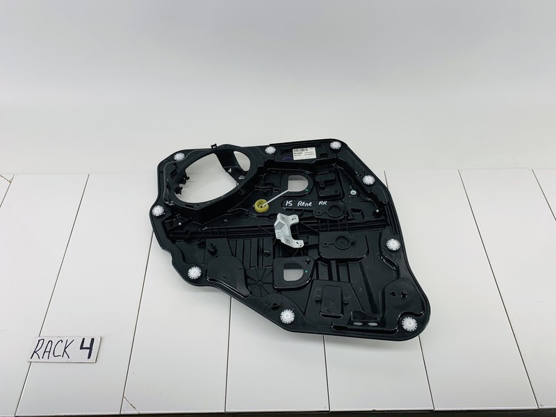 15-18 JEEP RENEGADE REAR RIGHT SIDE DOOR WINDOW REGULATOR & CARRIER OEM