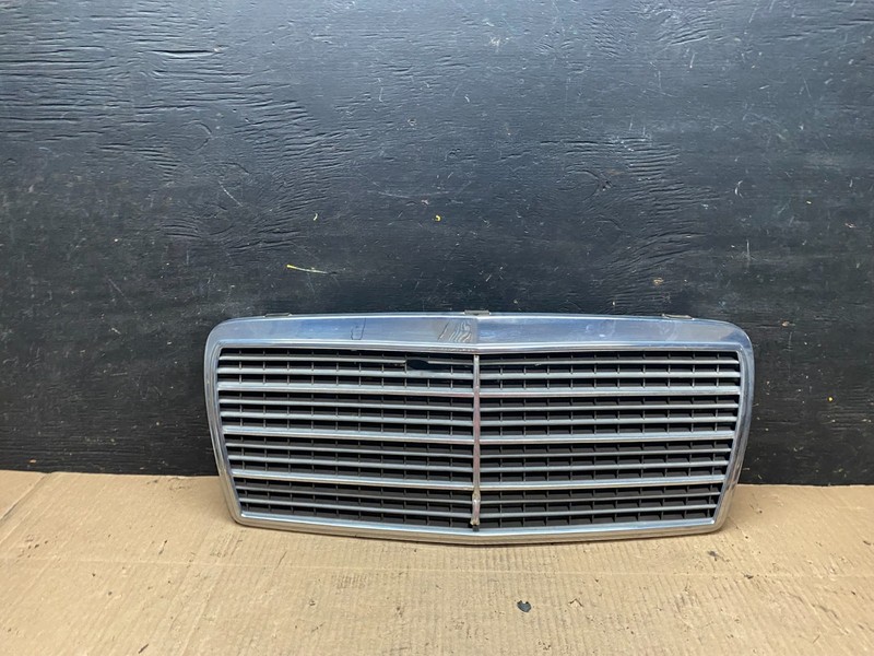 1994 to 1995 Mercedes BenzW124 E-Class Front Upper Grill Grille OEM U6409 DG