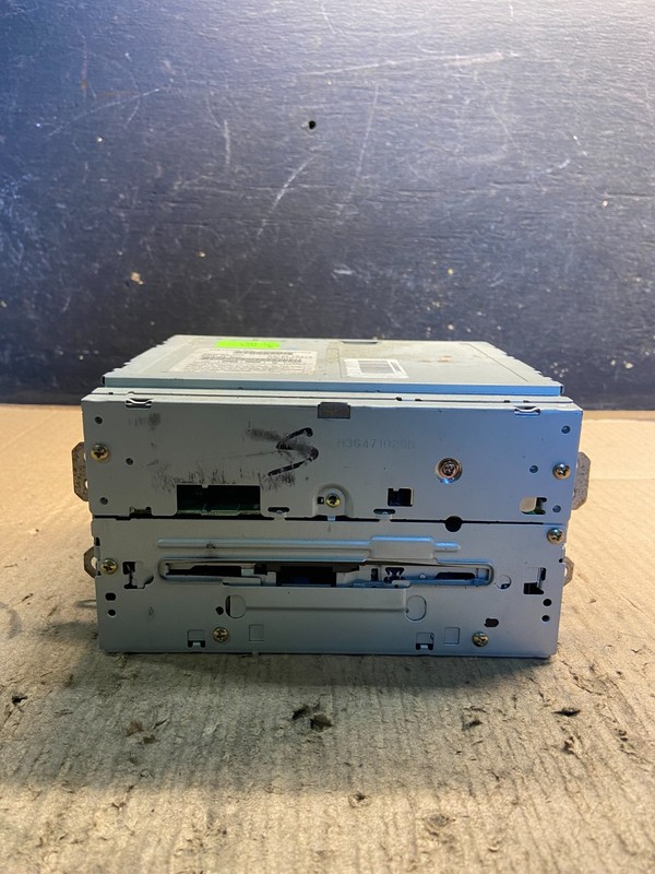 2004 2005 Nissan Armada QX56 Radio Stereo Audio CD Player Receiver Z2083 DG